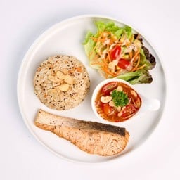 ข้าวกระเทียมปลาย่างยำมะม่วง