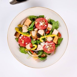 สลัดร็อกเก็ตเมลอนและแตงโมอกไก่ย่าง