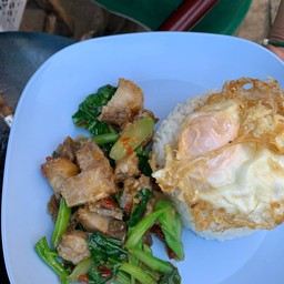 ผัดคะน้าหมูกรอบ