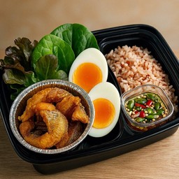 ข้าวปลาสลิดทอดไข่ต้ม