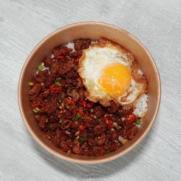 ข้าวหมูสับคั่วพริกกระเทียมไข่ดาวกรอบ  แถมฟรีเครื่องดื่ม