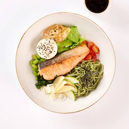 สลัดปลาแซลมอนคิริมิและโซบะ น้ำสลัดโชยุพีช