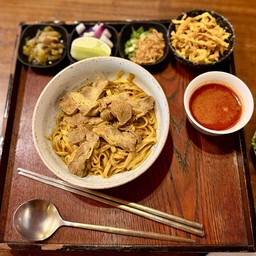 ข้าวซอยผัดแห้งหมู