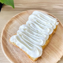 ขนมปังปิ้ง เนย + วิปครีม (เพิ่มซอสได้)