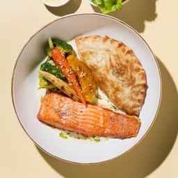 สเต๊กปลาแซลมอนฟิลเลต์ซอสไวท์ทรัฟเฟิล เสิร์ฟคู่พัฟครีมผักโขม (Size L)
