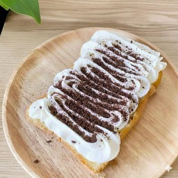 ขนมปังปิ้งเนยวิปครีม+โอวัลตินเฟลก