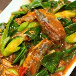 ผัดคะน้าปลากระป๋อง ราดข้าว