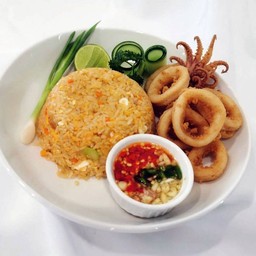 ข้าวผัดไข่เค็มปลาหมึกกรอบ