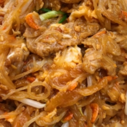 KG03.33 ผัดไทยหมูชิ้น 50 กรัม (ใส่เส้นจันทร์ผัดไทยและไข่ 1 ฟองแล้ว)