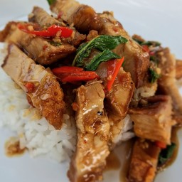 กระเพราหมูกรอบ