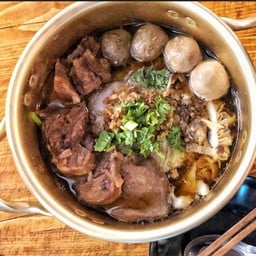 ก๋วยเตี๊ยวเนื้อตุ๋น-เตี๊ยวไก่.ตลาดไทสมบูรณ์