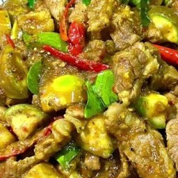 หมูชิ้นผัดพริกแกงใส่มะเขือเปราะ ราดข้าว