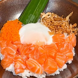 D1-1 ข้าวหน้าแซลมอนเต๋าไข่ลวก