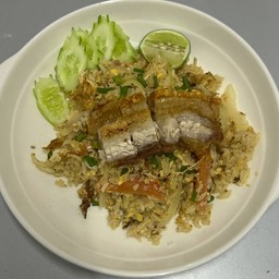 ข้าวผัดหมูกรอบ