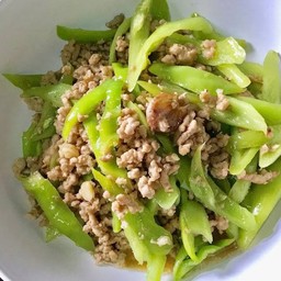 หมูสับ/หมูชิ้นผัดพริกหยวก ราดข้าว