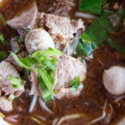 KG01.26 ก๋วยเตี๋ยวหมู 50 กรัม+ลูกชิ้นหมูฮั้งเพ้ง 3 ลูก