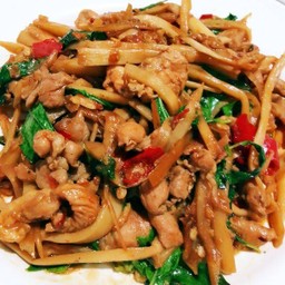 แกงเผ็ดไก่คั่วแห้งใส่หน่อไม้สดราดข้าว