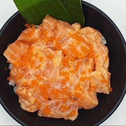 ข้าวหน้าแซลมอนเต๋าสไปซี่มาโย ไข่กุ้ง (จากปกติ 239)