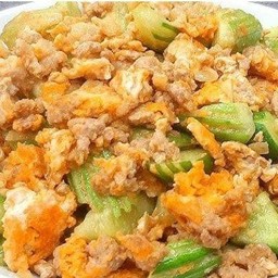 แตงกวาผัดไข่ ราดข้าว