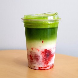 มัทฉะนมสดสตรอเบอร์รี่