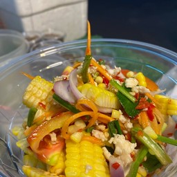 ใส่ ไส้กรอกไก่ ไก่สับ ปูอัด กุ้ง ปลาหมึกสด  เล็บมือนาง