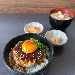 ข้าวหน้าแฮมเบิร์กเนื้อวัว ใข่แดงญี่ปุ่น