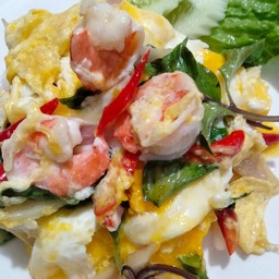 ข้าวไข่ขยี้น้ำปลา (กุ้ง) ผัดใบโหระพา