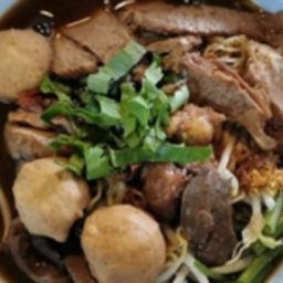 KG01.27 ก๋วยเตี๋ยวเนื้อวัวตุ๋น 50กรัม+ลูกชิ้นเนื้อวัวแชมป์ 3ลูก