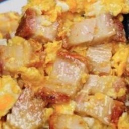 ข้าวผัดไข่ใส่หมูกรอบ