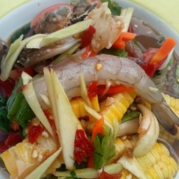 ยำมะม่วงข้าวโพดกุ้งสด