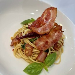 สปาเก็ตตี้ผัดพริกแห้งเบคอนแฮม