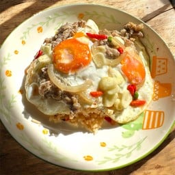 ข้าวคลุกแจ่วปลาร้าไข่ดาวแหนม