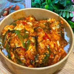 ข้าวกะเพราปลากระป๋องใส่ไข่ขยี้