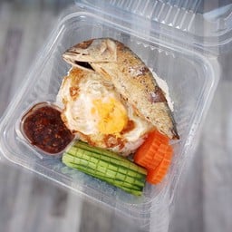 ข้าวปลาทู+ไข่ดาว น้ำพริกผัดหมูโคตรตาแดง