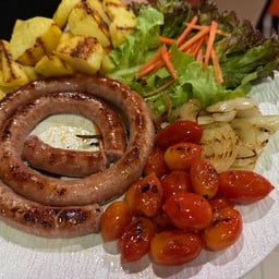 ไส้กรอกอิตาเลี่ยน เสิร์ฟพร้อมสลัด มันฝรั่ย่าง