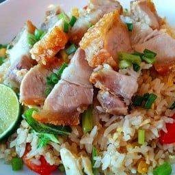 ข้าวผัดหมูกรอบ