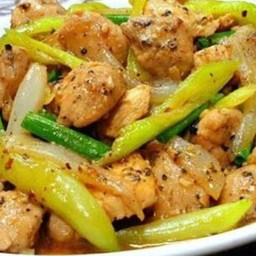 ข้าวหน้าอกไก่ผัดพริกหยวกพริกไทยดำ