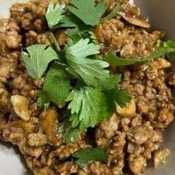 ข้าวหน้าหมูสับผัดพริกไทยดำกระเทียมสด