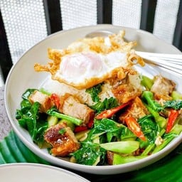 04คะน้าราดข้าว