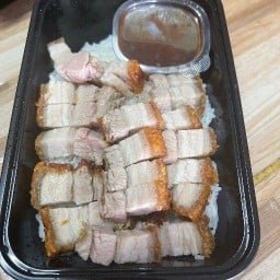 หมูกรอบคั่วพริกเกลือหญิงหนู