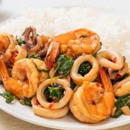 กระเพราทะเลรวมราดข้าว