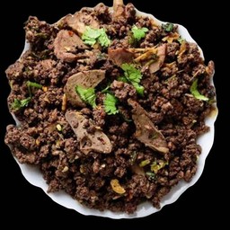 พริกลาบตำเองหอมกลิ่นมะแขว่นเอกลักษณ์เมืองเหนือ คั่วแห้งๆ รสเข้มข้น ไม่ใส่มะนาว กินกับข้าวเหนียวร้อนๆ คือที่สุด (เสิร์ฟพร้อมผักเคียง)