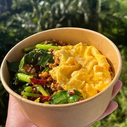 ข้าวคะน้าพริกแห้งไข่ข้น