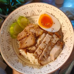 ข้าวหมูแดงหมูกรอบฮ่องกง110