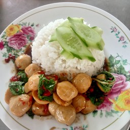 กะเพราลูกชิ้นหมู ราดข้าว