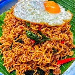 มาม่ากะเพราหมูสับ( ไข่ดาว)