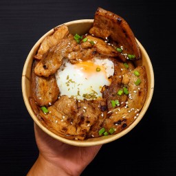 ข้าวหน้าสามชั้นย่างซีอิ๊ว+ไข่ออนเซ็น