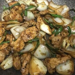 ข้าวหน้าหมูชิ้นผัดพริกไทยดำ(หอมใหญ่, ต้นหอม