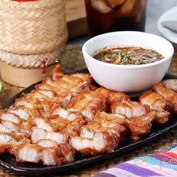หมูกรอบน้ำจิ้มแจ่ว