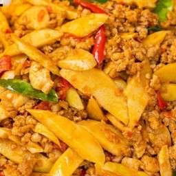 พริกแกงใต้หน่อไม้หมูสับราดข้าว